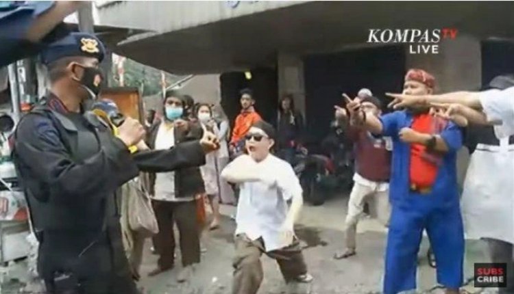Viral! Pria Berbaju Pangsi Betawi Versus Brimob Ribut dan Pasang Kuda-kuda Saat Aksi 1812