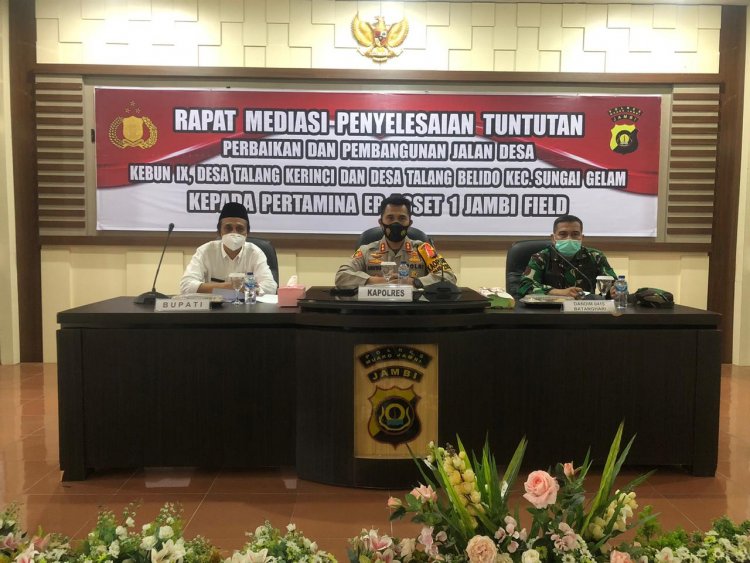 Sempat Blokir Jalan, Polres Muarojambi Fasilitasi Pertemuan Masyarakat Sungaigelam dan Pertamina