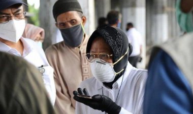 Giliran Rocky Gerung Kritik Blusukan Risma: Yang Diberesin Itu Bukan Gorong-gorong Jakarta tetapi Arsip di Depsos