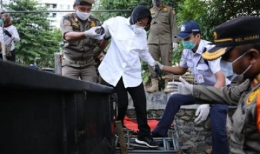 Aksi Risma Temui Pengemis di Jakarta, Netizen: Ini Mensos Eksis Banget Bikin Konten, Mau Ngalahin Baim Wong Ya