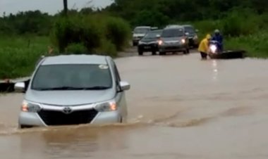 Jalan Provinsi di Kumpeh Muarojambi Terendam Banjir, Roda Dua Tak Bisa Lewat
