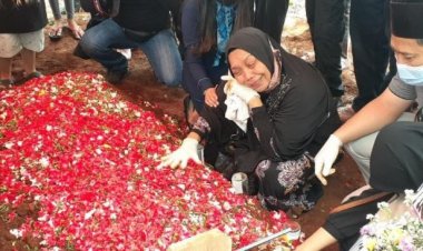 Pramugari Isti Dimakamkan, Ibunda Tak Berhenti Menangis: Adek Udah Pulang, Mamah Nungguin Tiap Hari Adek Pulang