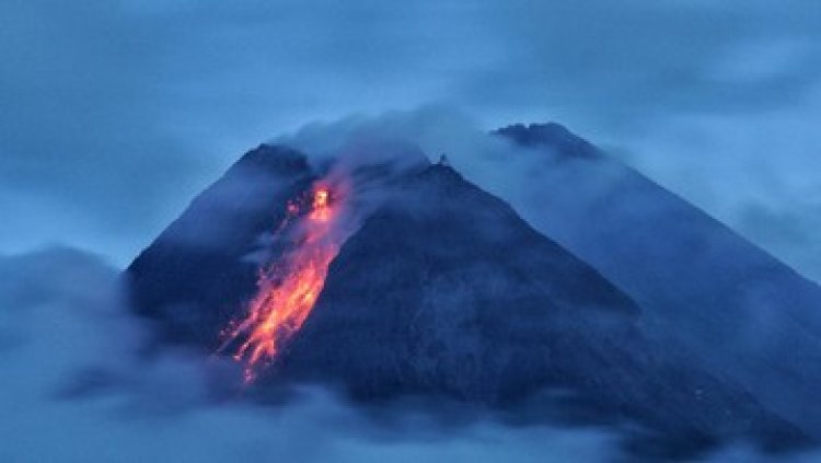 Gunung Merapi Muntahkan Lava Pijar dan Luncurkan 3 Kali Awan Panas