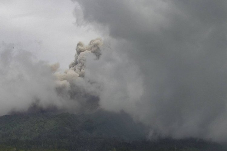 Gunung Merapi Keluarkan Awan Panas Sejauh 2 Km