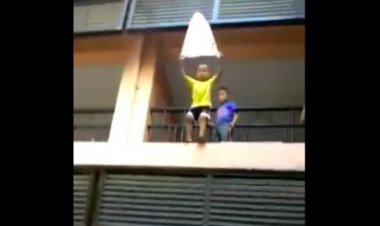 Viral Bocah Ini Nekad Terjun dari Lantai Dua Pakai Kresek, Netizen: Ini yang Niru-niru Game Free Fire