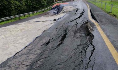 Duh! Jalur Tol Cipali KM 122 arah Jakarta Amblas