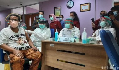 Hotman Paris Divaksin Covid-19: Dalam Waktu Dekat Pantai Bali Menunggu Saya, He-he....