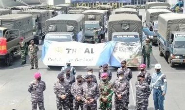 TNI AL Kerahkan Ratusan Personil Bantu Korban Banjir Karawang-Bekasi