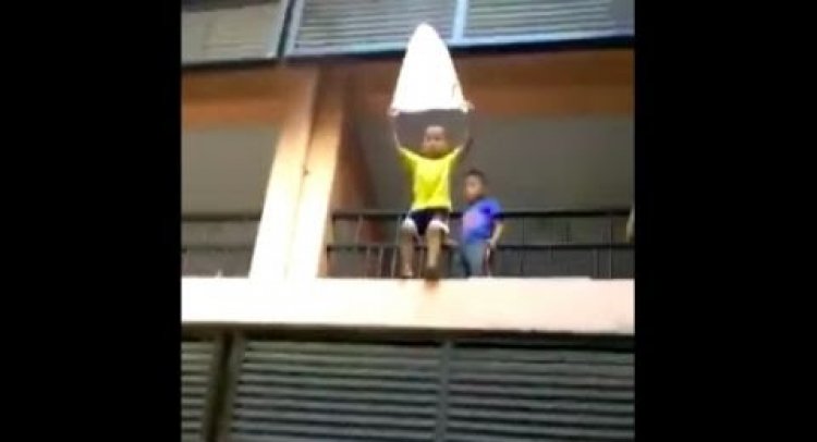 Viral Bocah Ini Nekad Terjun dari Lantai Dua Pakai Kresek, Netizen: Ini yang Niru-niru Game Free Fire