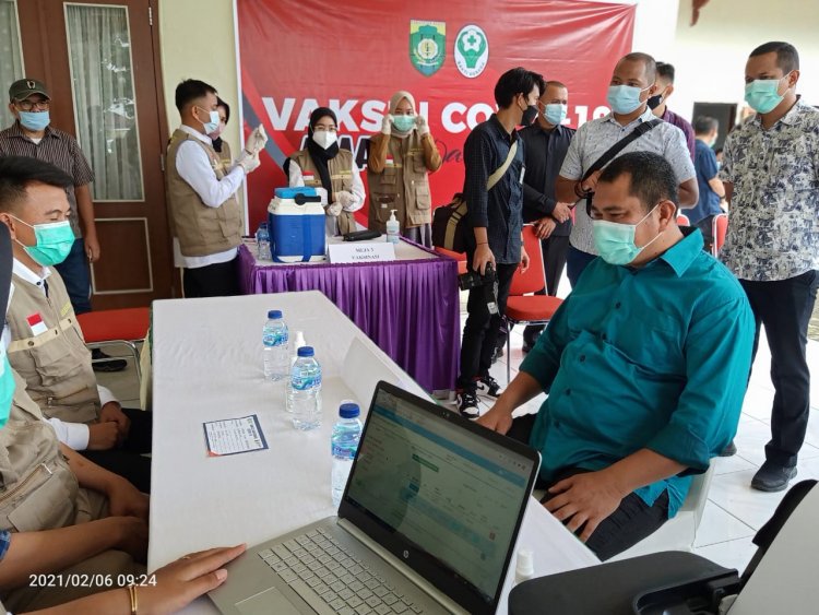 Divaksin, Bupati Bungo: Saya Minta Masyarakat Jangan Percaya Hoax Soal Vaksin