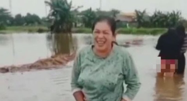 Viral Emak-emak Angkat Celana Dikala Banjir, Netizen: Ketinggian Ngangkatnya Bu Hoiiii