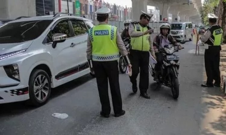 Viral Polisi Ini Gagal Menilang Mobil Lantaran Ada CCTV