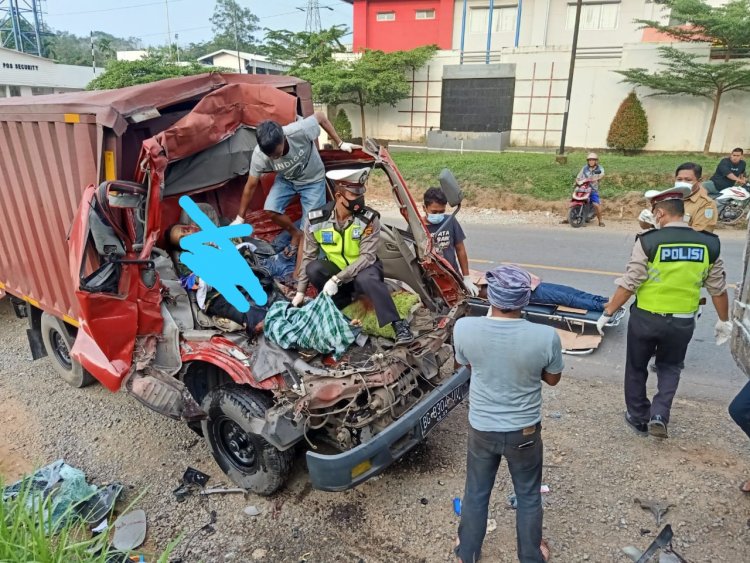 Hantam Truck Parkir, 2 Orang Tewas di Tempat