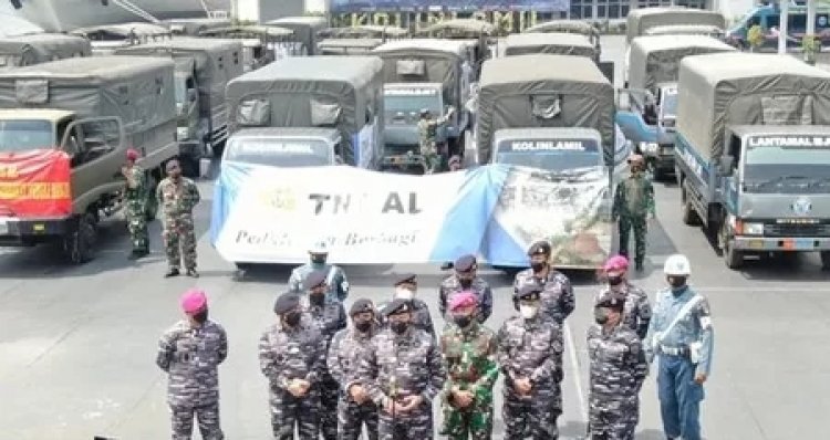 TNI AL Kerahkan Ratusan Personil Bantu Korban Banjir Karawang-Bekasi