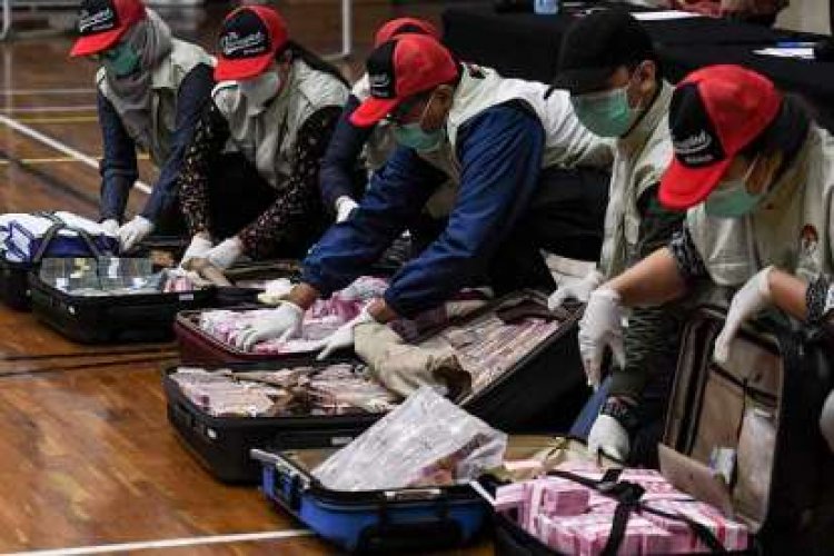 KPK Geledah Rumah Kader PDIP Ihsan Yunus, Ini yang Dibawa...