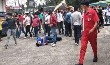 KLB Demokrat Rusuh, Massa Ada yang Dipikul Pakai Besi Hingga Tumbang