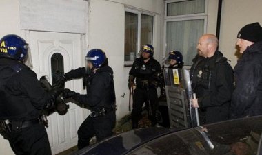 Bikin Ngakak! Sama-Sama Lagi Menyamar, Polisi Ini Saling Tangkap