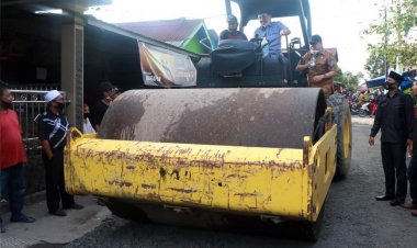 Tinjau Jalan Rusak, Bupati Tanjab Barat Langsung Kendarai Alat Berat