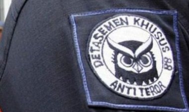 Densus 88 Polri Geledah Rumah Terduga Teroris di Tanjung Barat