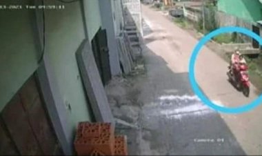 Duh! Emak-emak Sambil Gendong Bayi Embat Motor di Kos-kosan