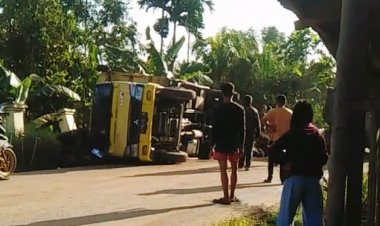 Muatan Berlebih, Truck Sawit Ini Terbalik di Jalan Tunasbaru Muarojambi