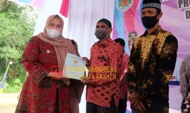 Bupati Serahkan. sertifikat dan Resmikan Pasar Rakyat di Dua Desa dalam Kecamatan Sekernan