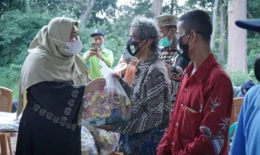 Bupati Masnah Serahkan Bantuan Sembako Kepada Masyarakat Terdampak COVID-19 di Desa Talangduku