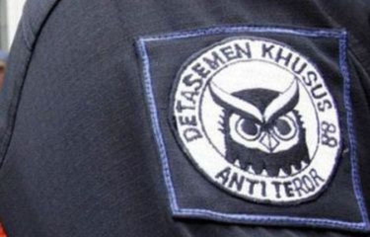 Densus 88 Polri Geledah Rumah Terduga Teroris di Tanjung Barat
