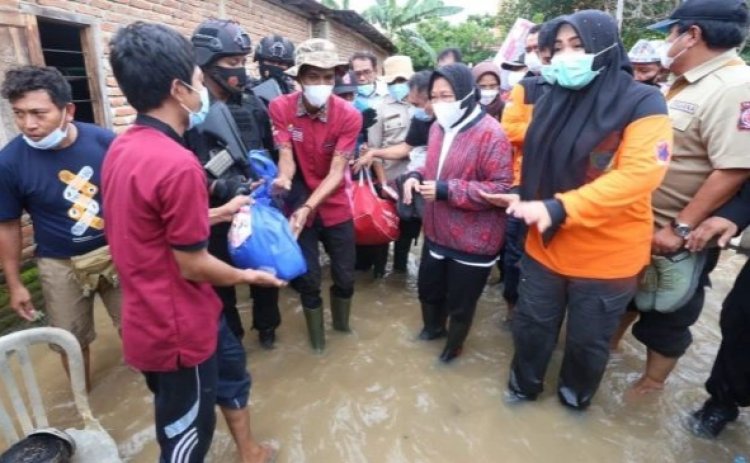 Aksi Mencak-mencak Risma kala Kunjungi Korban Banjir NTT, Netizen: Seandainya Saya yang Marah kepada Menteri Sosial Boleh?