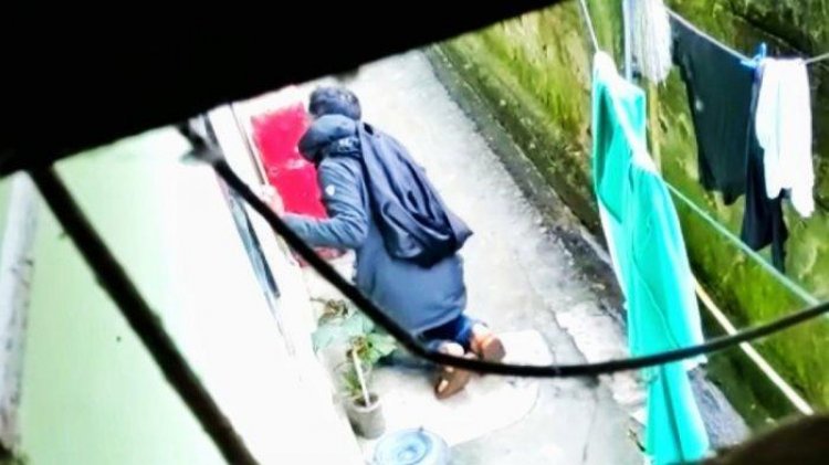 Viral! Pria Ini Mengintip Anak Kos Cewek Ganti Baju