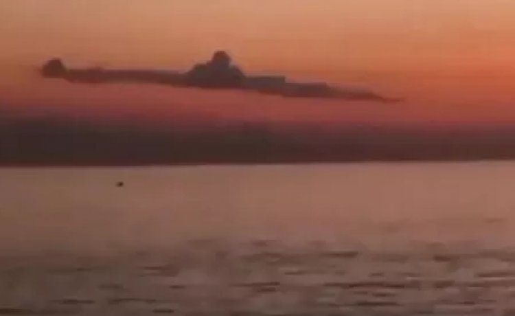 VIRAL! Penampakan Awan Mirip KRI Nanggala-402 di Langit Pantai Bali