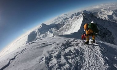 Terpapar COVID-19, Puluhan Pendaki di Gunung Everest Dievakuasi