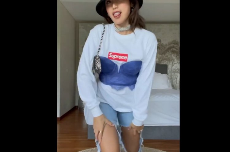 Jedar Pamer Pakaian Dalam saat Ucap Selamat Lebaran, Netizen: Lama-lama Kayak Stres!