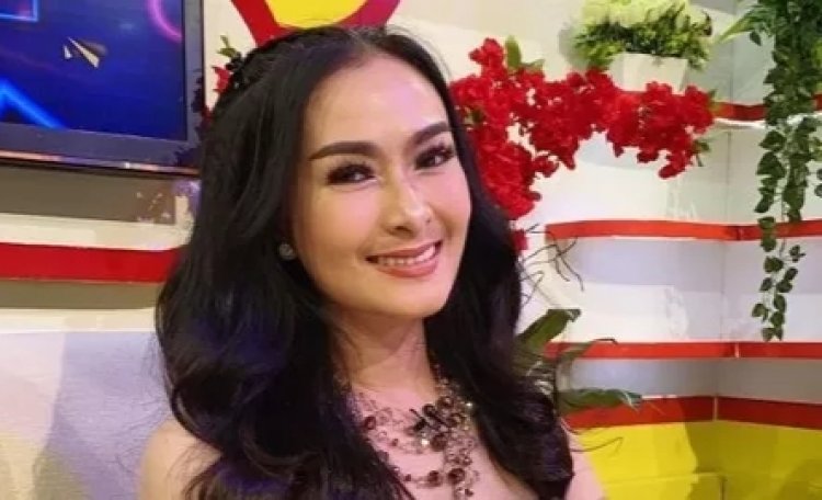 Mau Pamer Lebaran Keluarga, Outfit Iis Dahlia Terbuka, Haters: Sudah Tua Nggak Sadar Diri...