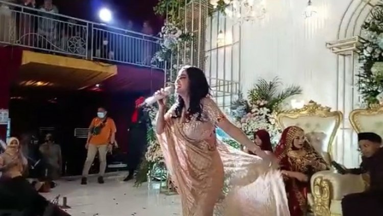 Viral! Dewi Perssik Manggung di Kudus Diduga Abai Prokes, Tuan Rumah: Hanya Sebagai Undangan....