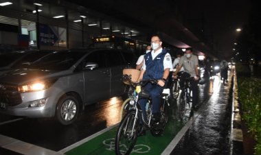 Pakai Batik, Anies Bareng Dubes Belanda Bersepeda: Kota Ini akan Sehat Jika Warganya....