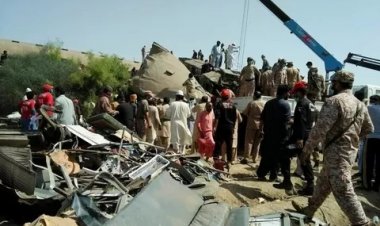 Begini Penampakan Tabrakan Dua Kereta Mengerikan di Pakistan Tewaskan 32 Penumpang