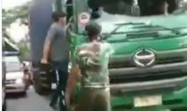 Viral! Arogannya Oknum TNI Mengamuk dan Pecahkan Kaca Truk, Diduga Tak Terima Diklakson