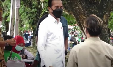 Momen Jokowi Pakaikan Jaket Miliknya ke Pemuda Saat Vaksinasi