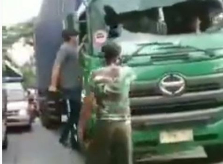 Viral! Arogannya Oknum TNI Mengamuk dan Pecahkan Kaca Truk, Diduga Tak Terima Diklakson