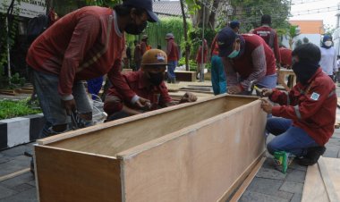 Pemkot Surabaya Siapkan Ratusan Peti Mati....
