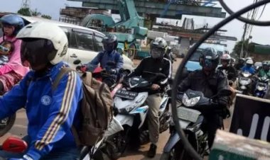 Pria Paruh Baya Ini Ngomel-Ngomel ke Kapolres Bekasi, Gegara Terlalu Lama Tertahan Penyekatan