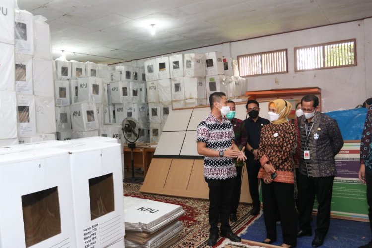 Dukung Kesuksesan PSU Pilgub Jambi, Pj Gubernur Tinjau Logistik KPU