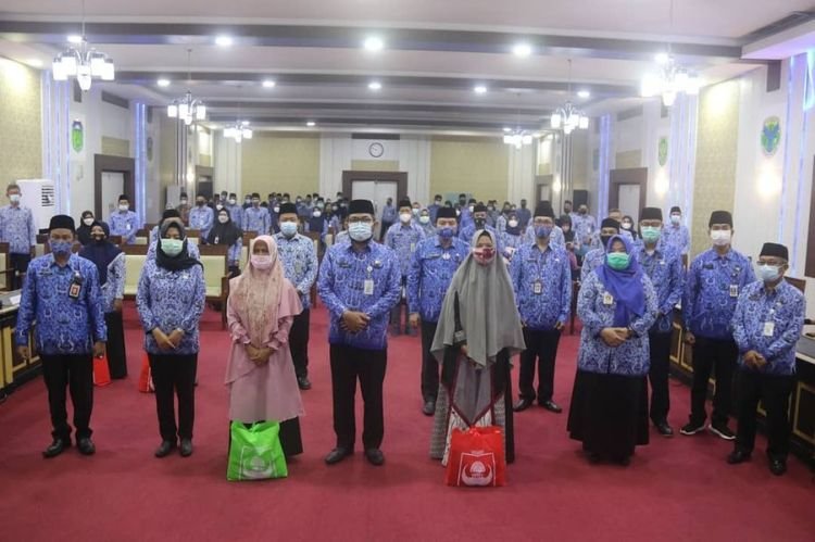 Sekda Sudirman Serahkan Bingkisan Idul Fitri dan Santunan Uang Duka Anggota Korpri