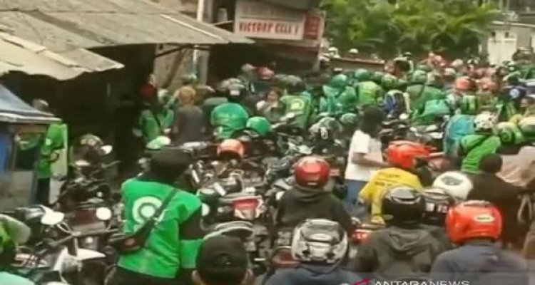 Heboh Ojol Bentrok dengan Debt Collector Hingga Aksi Lempar Helm
