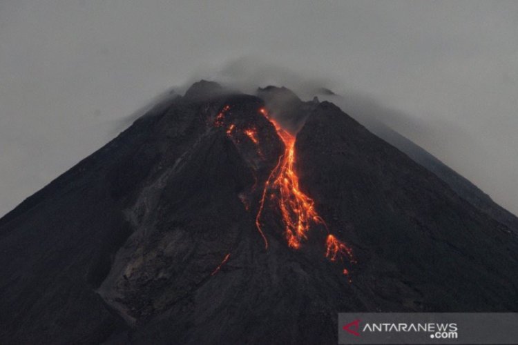 Gunung Merapi Letuskan Guguran Lava ke Barat Daya dan Tenggara