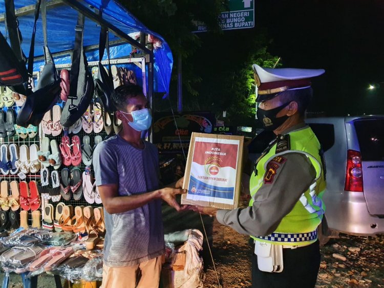 PPKM di Bungo, Kapolres Bagikan 400 Paket Sembako: Minta Warga Patuhi Prokes