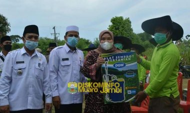 Bupati Masnah Tutup Pelatihan  Kelompok Tani Pengenalan TTG di Desa Kemingkingdalam