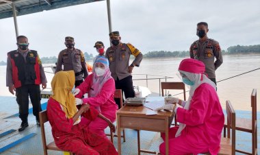 Melintasi Jalan Air, Kapolres Muarojambi Pantau Pemberian Vaksin Warga Manismato