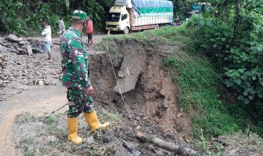 Jalan Bangko- Kerinci Longsor, Kendaraan Barang Belum Bisa Melintas